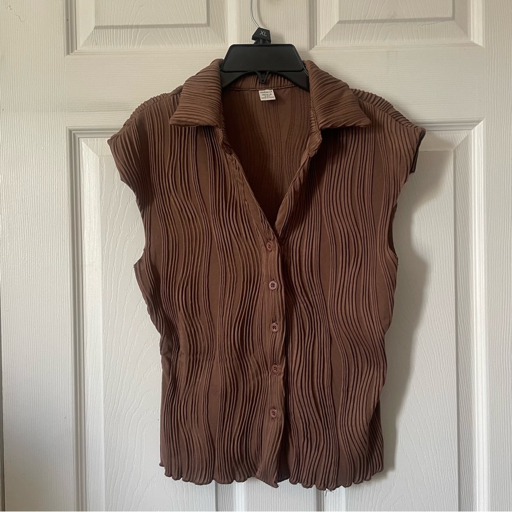 Sleeveless Pleated Button-Front Blouse in Brown